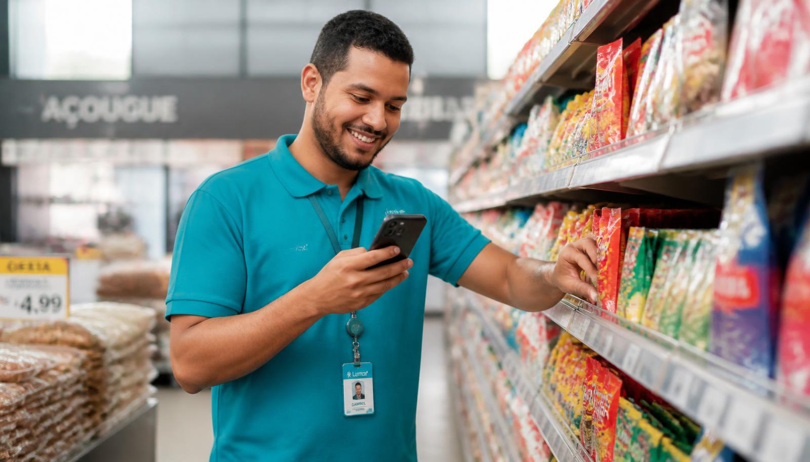 Promotor organizando produtos na gôndola de um supermercado